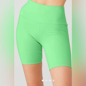 alo yoga 7” high waist biker short in color green in size XS
